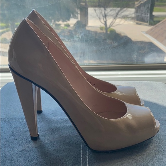 Stuart Weitzman nude peep toe pumps. Size 38.5 - Picture 5 of 7
